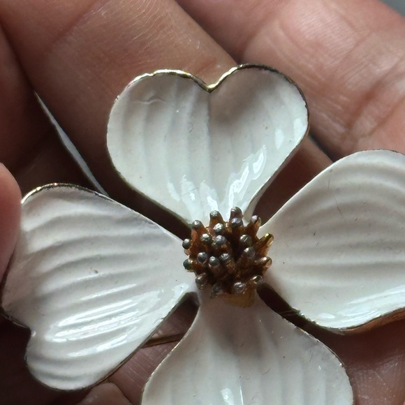 Vintage White Dogwood Floral Brooch Enamel Vintage 5423 B - Picture 2 of 7